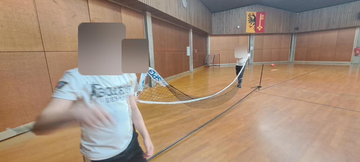 Un jeune joue au badminton dans le gymnase, rapport 2025