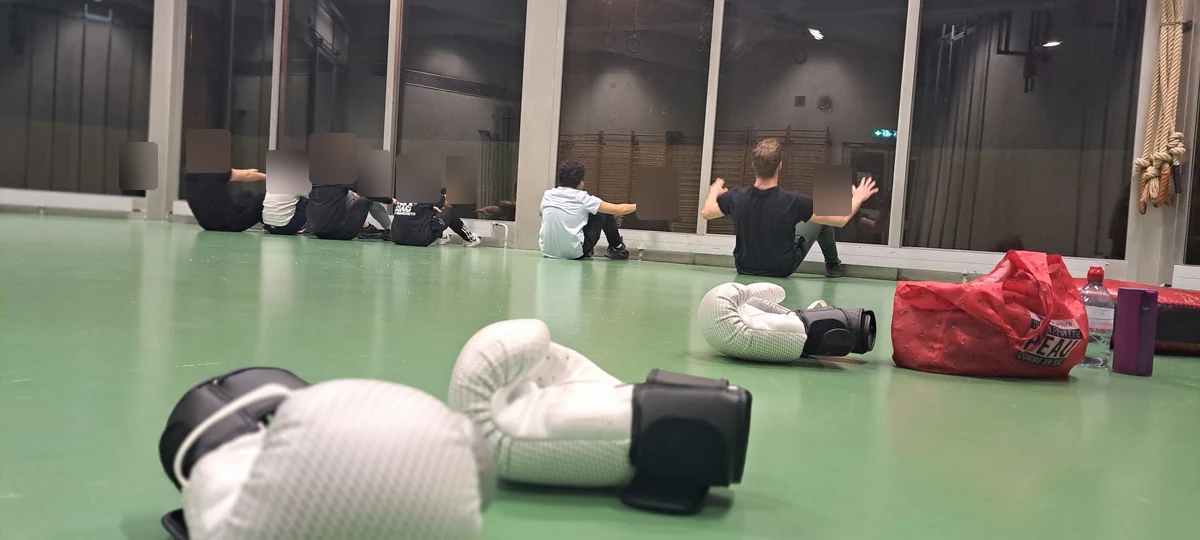 Gants de boxe posés au premier plan dans le gymnase, rapport 2025