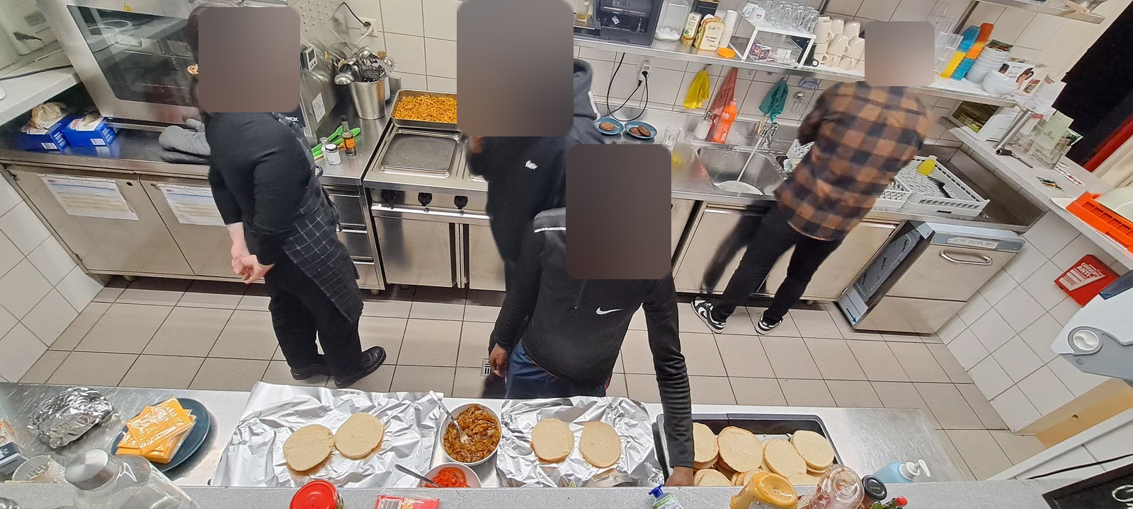 Préparation d’un repas dans la cuisine de l’Éclipse, rapport 2025