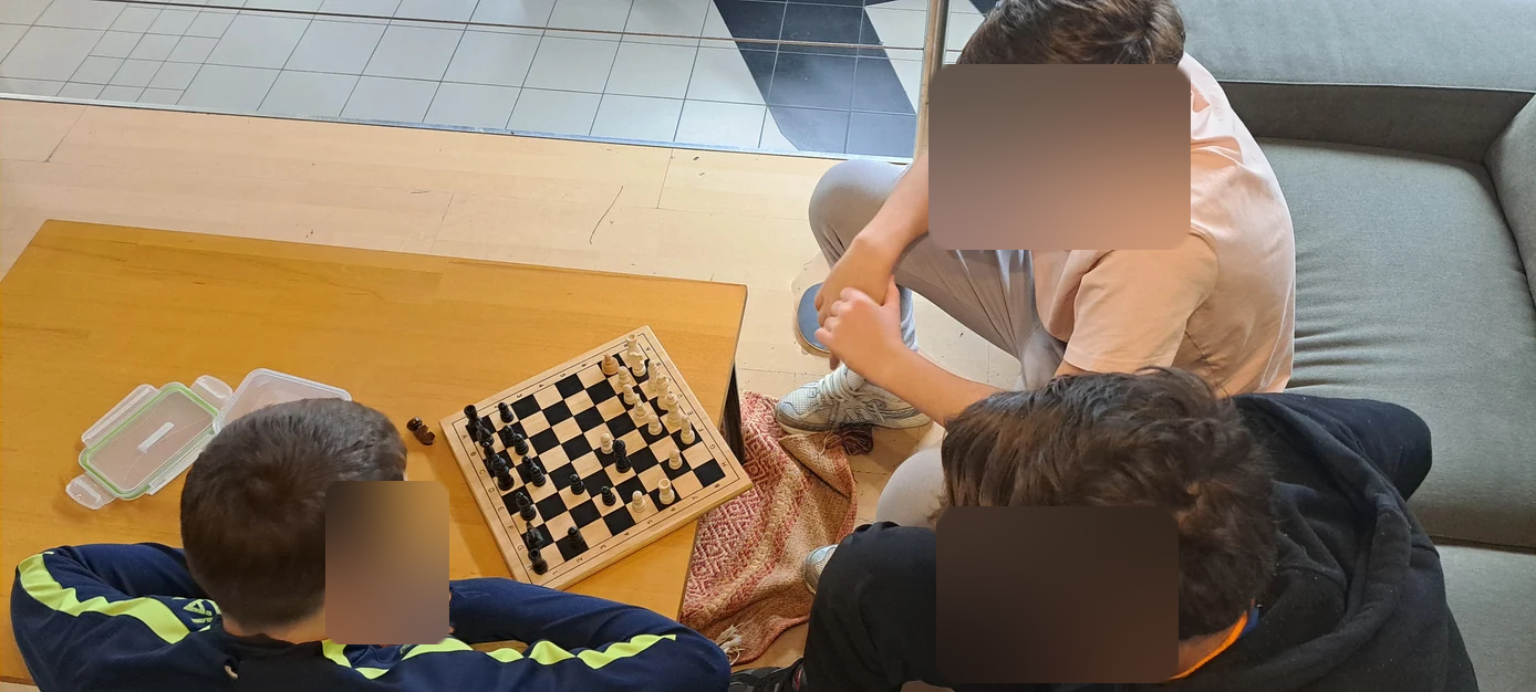 Une partie d’échecs à l’accueil de l’Éclipse, rapport 2025