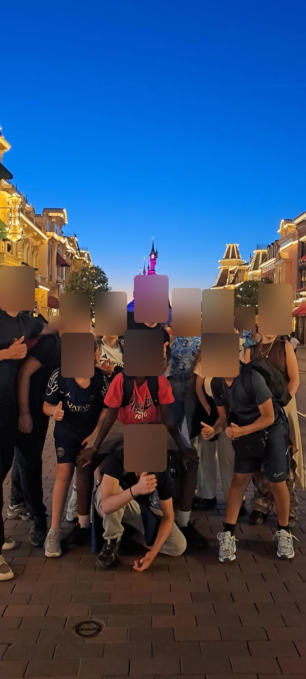 Le groupe en visite dans un parc d’attractions, rapport 2025