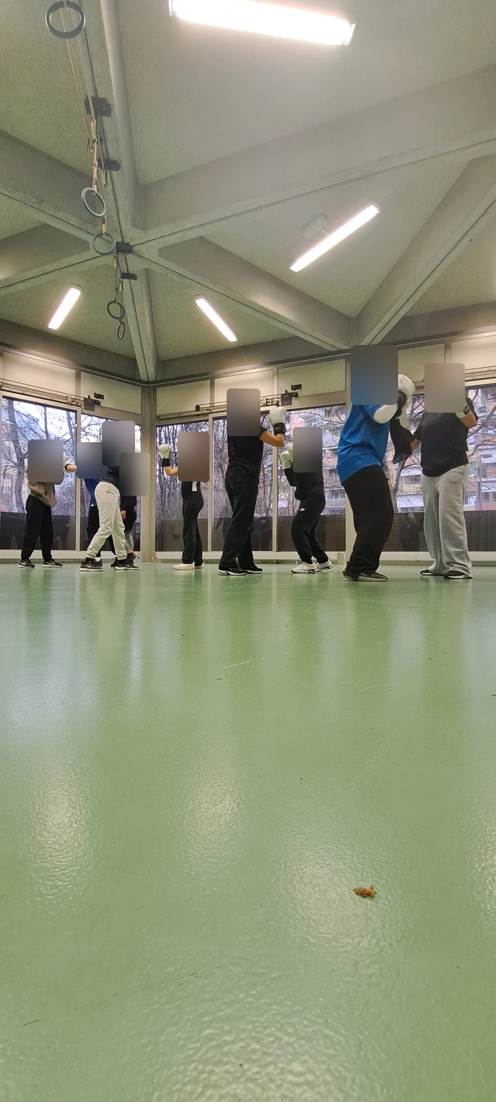 Groupe réuni dans un gymnase pour une activité sportive, rapport 2025