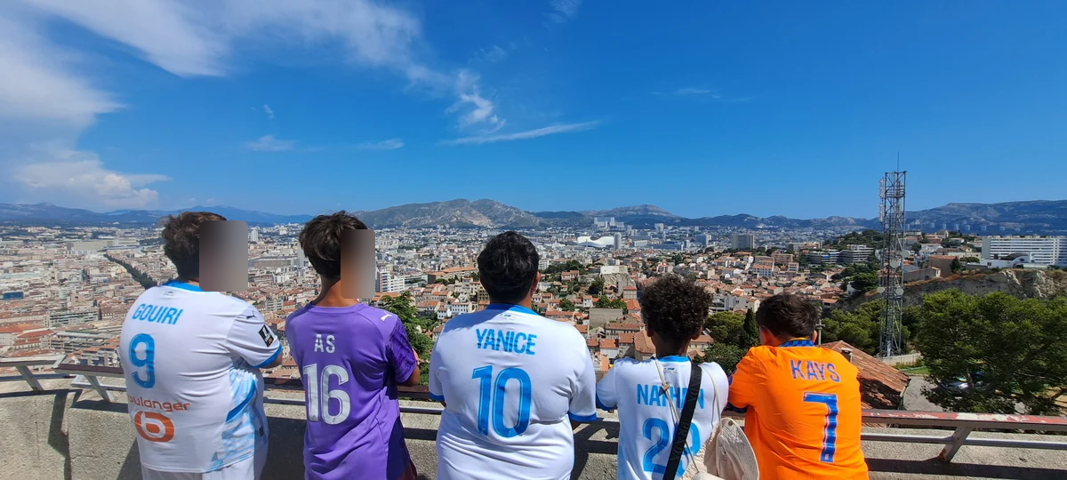 Des jeunes de dos devant le panorama de Marseille, rapport 2025