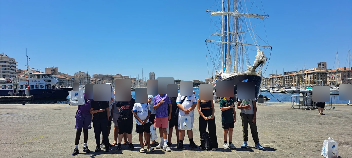 Le groupe sur le Vieux-Port de Marseille, rapport 2025