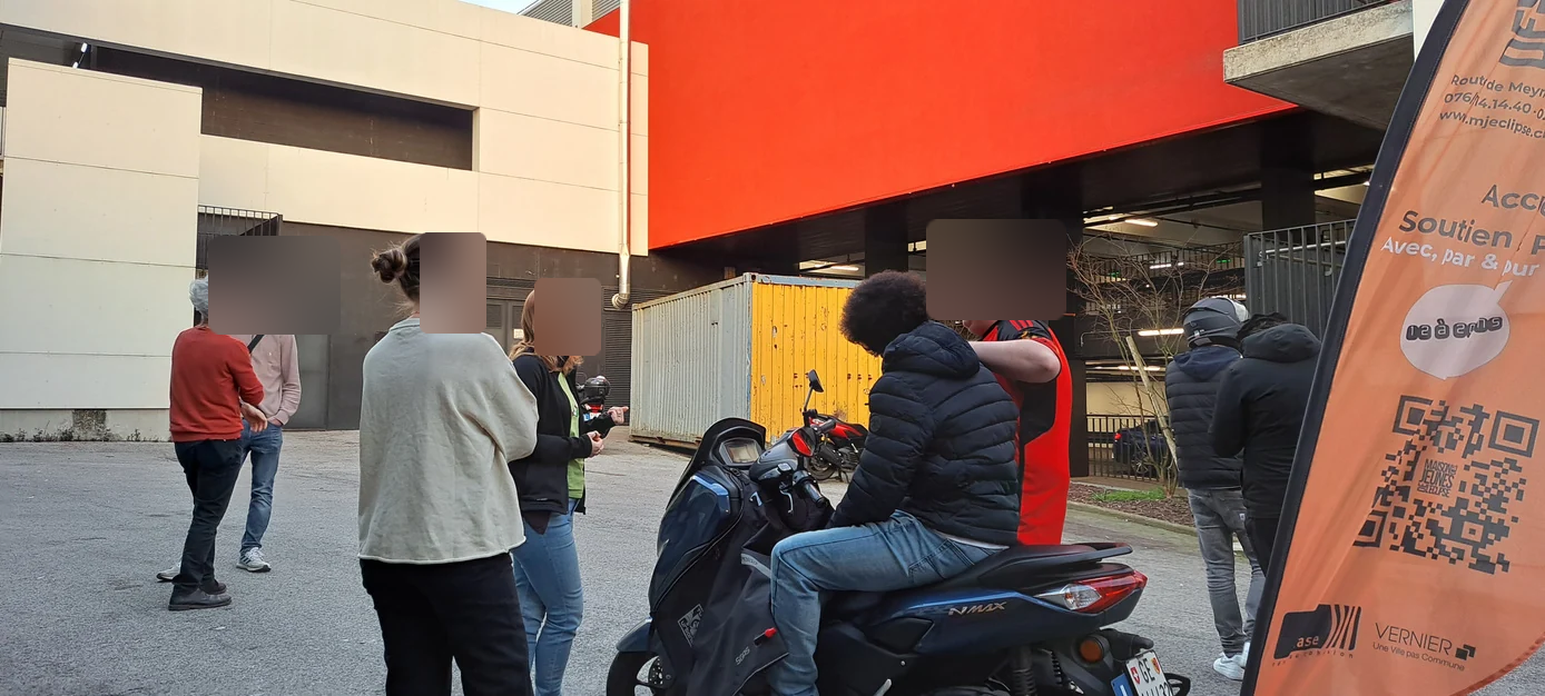 Échange autour d’un deux-roues lors d’une action de prévention, rapport 2025