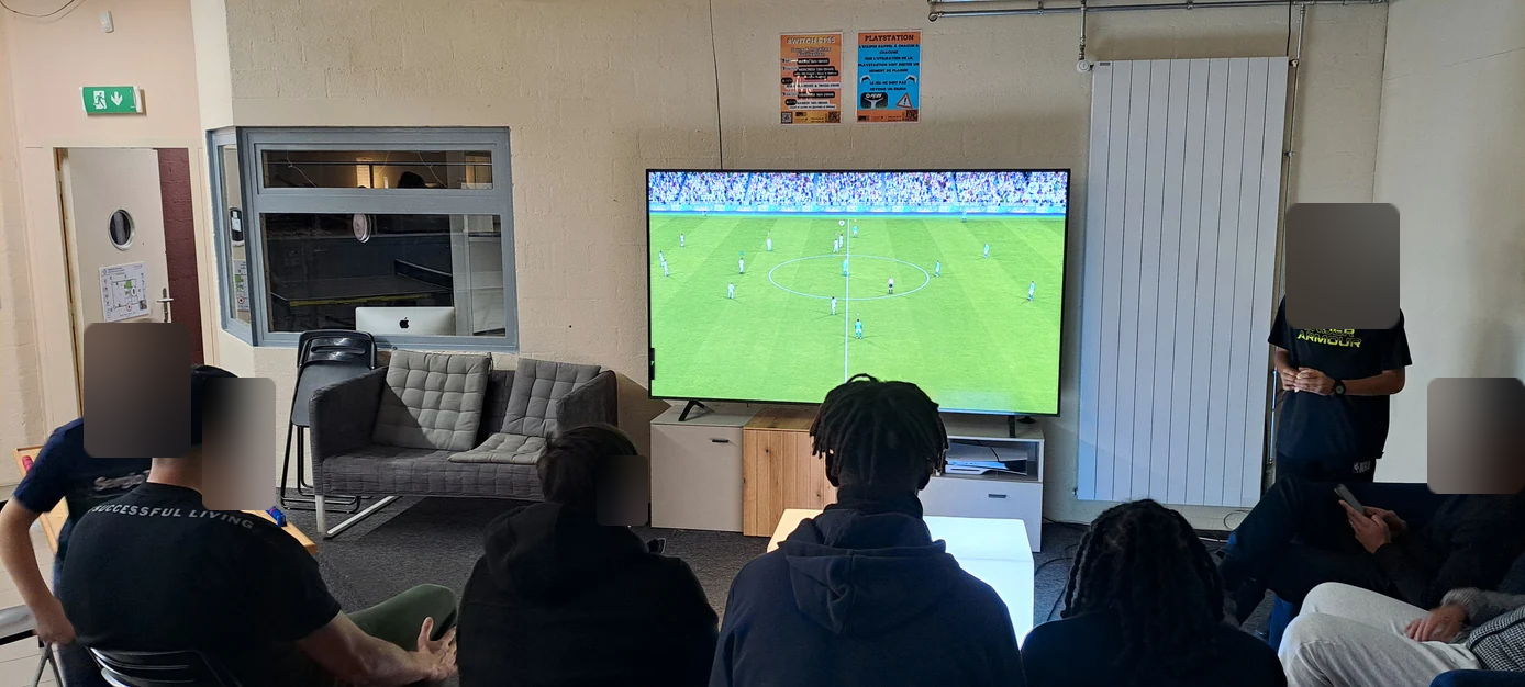 Des jeunes regardent la projection d’un match dans la maison, rapport 2025