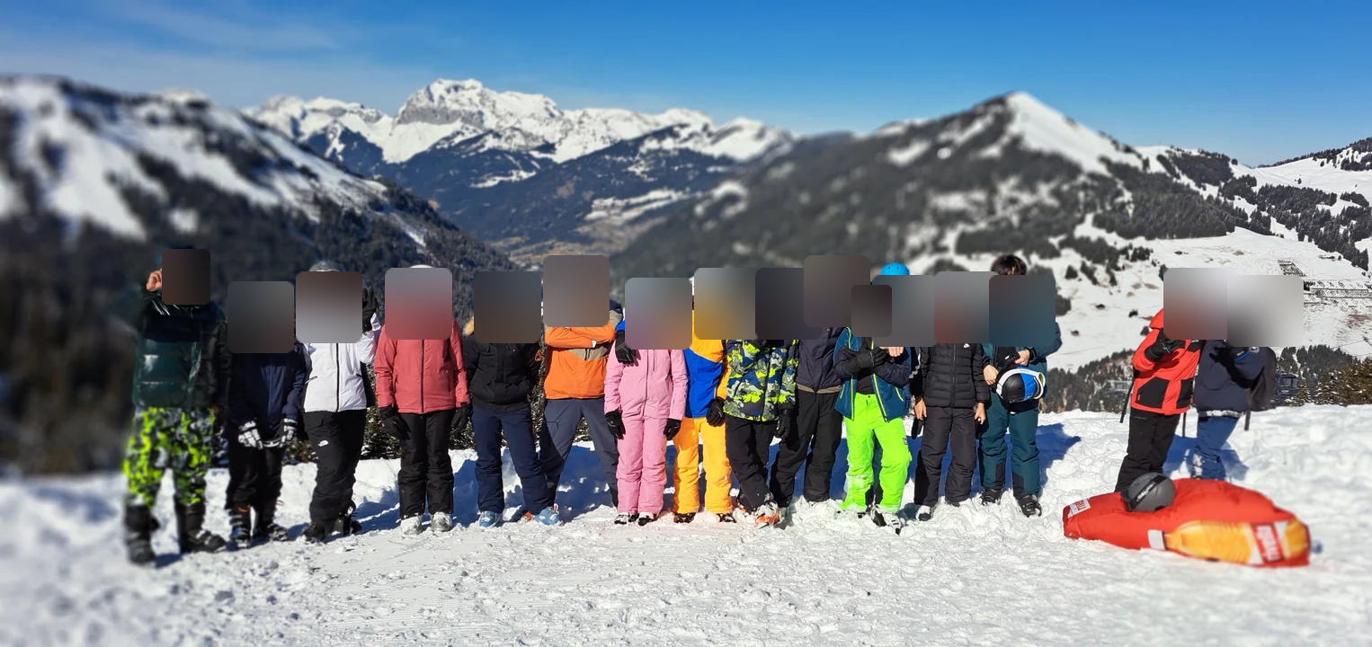 Le groupe réuni sur les pistes de ski, rapport 2025