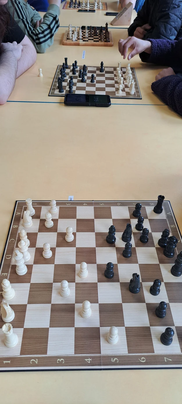 Plusieurs parties d’échecs se jouent autour d’une table, rapport 2025